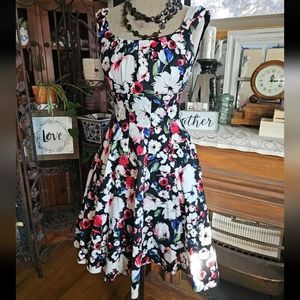 White House Black Market Black/White/Red/Blue/Green Floral Sz 00 Pockets